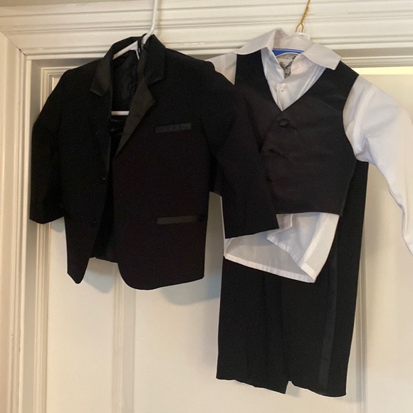 Boys suit - Picture 1 of 1